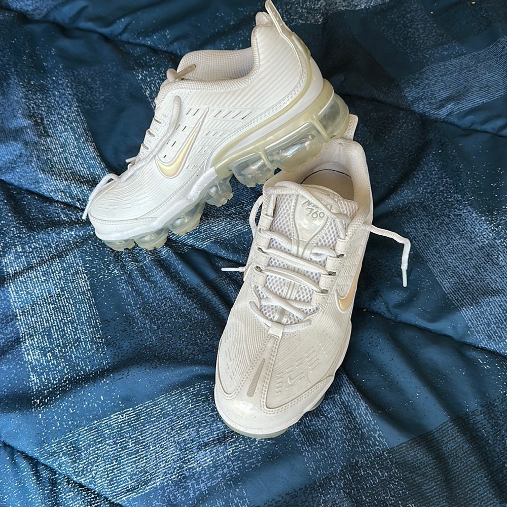 all white Nike vapor max 360